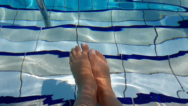 Fetish intimmedia: Foot fetiš hra v bazénu