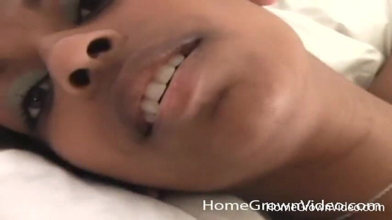 Homegrown Ebony: Lindsay, nana indienne sexy, prend la bite de Tom