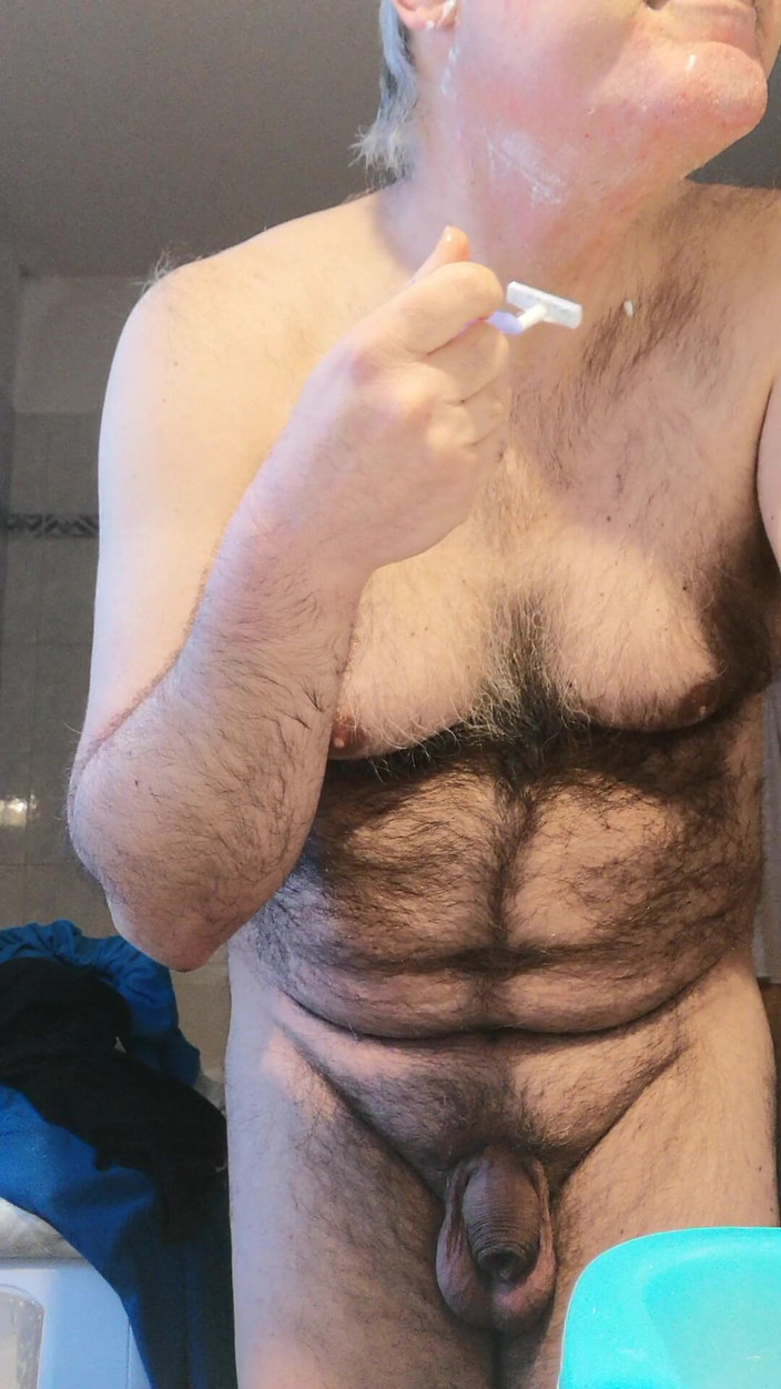 Setesesso7: Sono in bagno a radermi e a segarmi il cazzo.