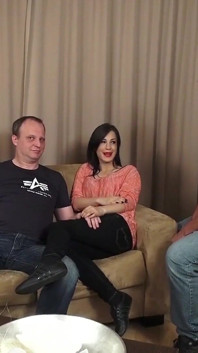 Sexy Duitse brunette zuigt en neukt twee pikken in een trio