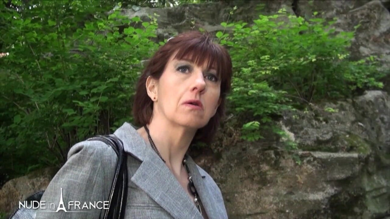 Nude in France: 貪欲なクーガーの不動産業者は、より速く販売するために彼女のお尻を叩いて取得します