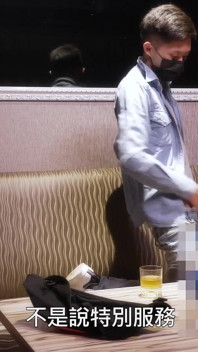 台湾の地元のカラオケで大きな胸のスラットとセックスする
