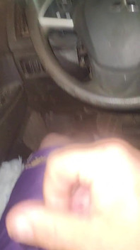 Usando bragas rosadas para masturbarse en mi coche.