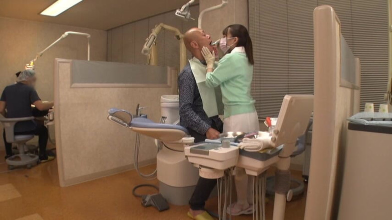 CherryBONBON: 优雅的牙科保健员倾斜关闭