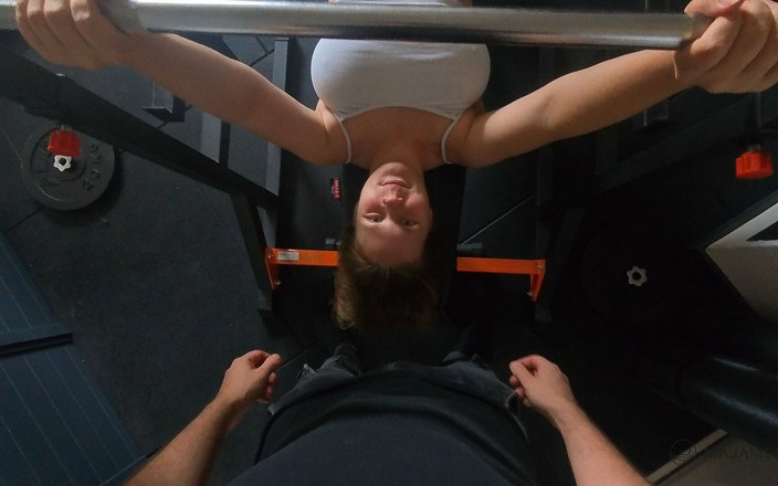 Maja Meer: 在重量长凳上发生性高潮