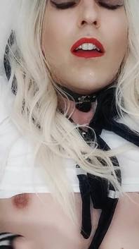 Ragazzo biondo effeminato con plug coda si masturba