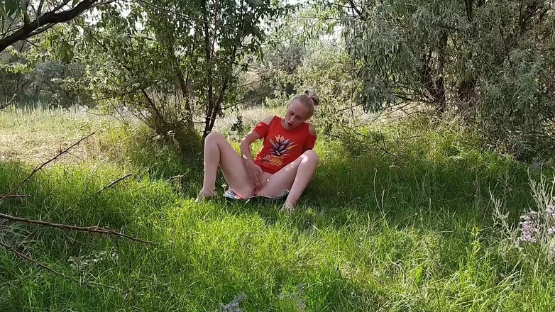 Meri-Mouse: Went for Berries and Decided to Masturbate in the Forest