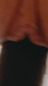 黒いチンポできつい膣を伸ばす