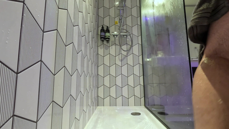 Alex Bear: Lavage du matin pour un gros ours poilu