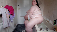 SSBBWLadyBrads: SSBBW v koupelně si hraje s břichem a sprcha