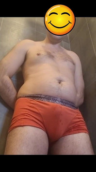 Mijando na minha barriga e na minha calcinha no chuveiro