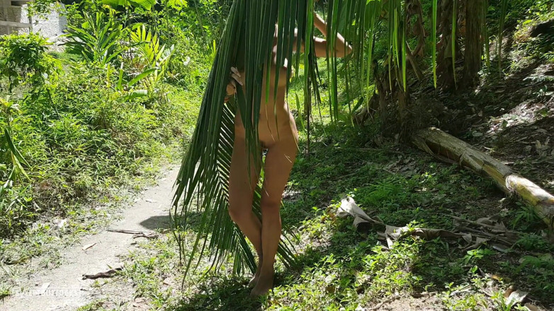 SweetButtocks: 丛林中的裸照