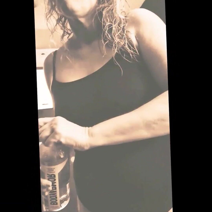 Bombstick and Trouble: La matrigna troia si intrufola per succhiare il mio grosso...