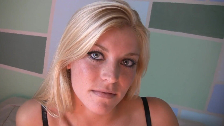 Girls Go Solo: Leanna używa różowego dildo w swojej drobnej cipce