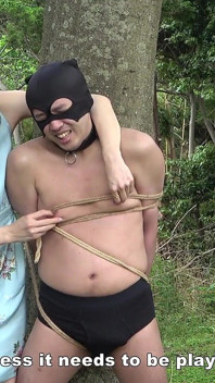 Une maîtresse attache un esclave à un arbre dans la forêt et fouette, puis part dans le sol avec seulement la tête exposée, ignorant la nuit