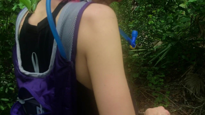 kactus kutie: Pisse dans la forêt pendant une randonnée