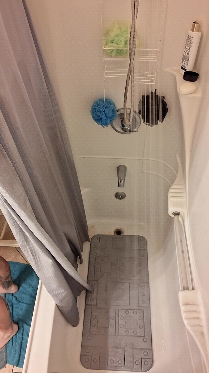 DubeSnackes: Dubesnackes, menunjukkan masa dan bersabun dan menggesel badan seksinya.