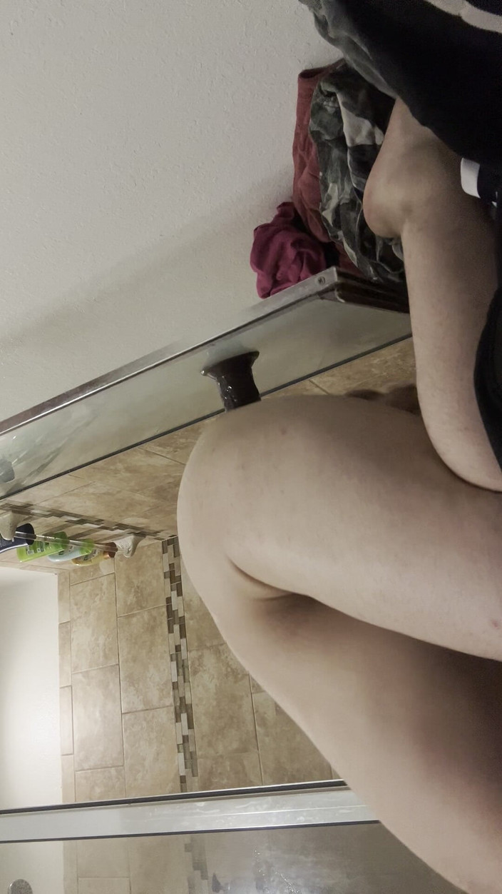 Kate Cummings: 큰 딜도로 바닥에 굽히는 백마 보이