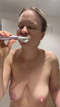 Tonåring med tandställning borstar tänder
