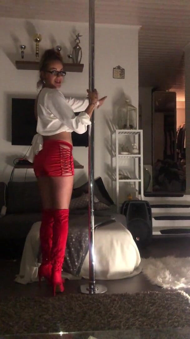 BaDayDream BambiAmbita: BambiAmbitas, strip-tease excité avec poteau