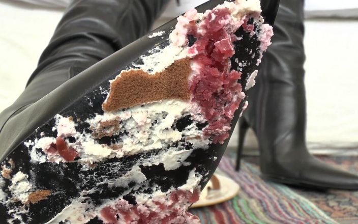Lady Victoria Valente: Stăpână care fumează și desert delicios de la tălpile cizmelor, clip...