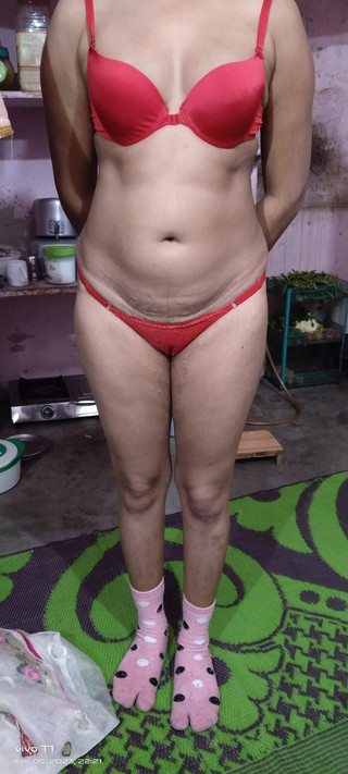 HotBhabhi420: Calcinha vermelha e sutiã vermelho, pênis de todo mundo fica...