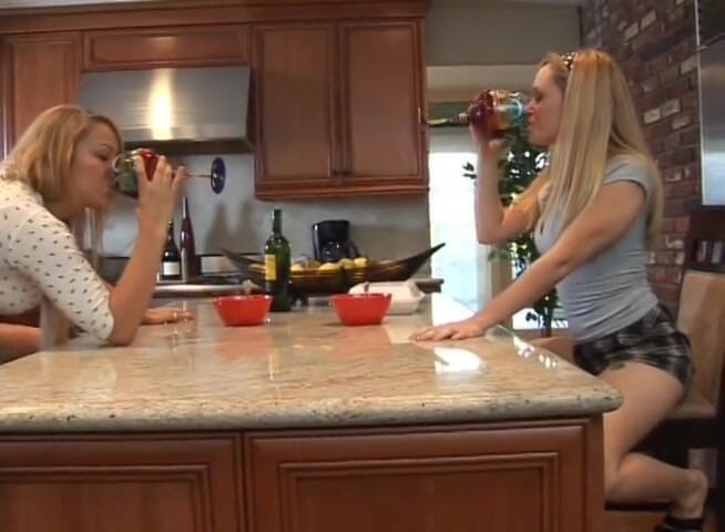 Lesbo Tube: Ngentot di dapur yang lucu
