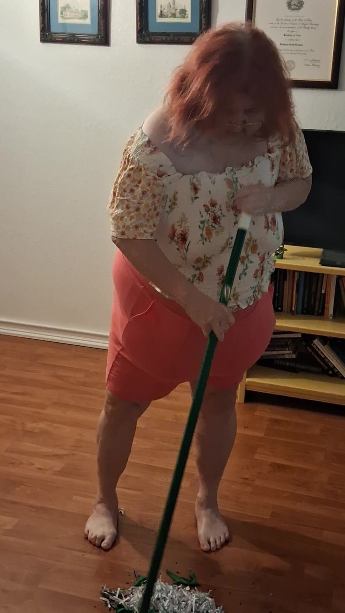 BBW nurse Vicki adventures with friends: Grote buik schoonheidsverpleegster Vick ruimt rommelige vloer op