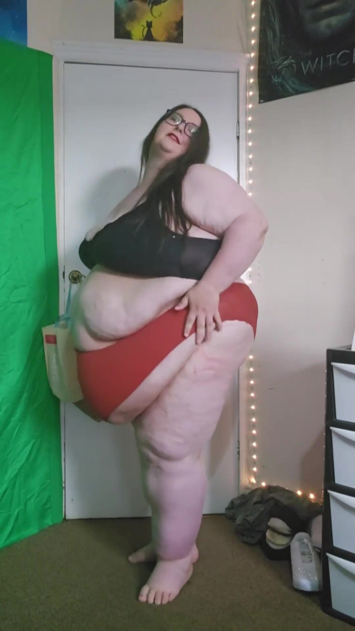 SSBBWLadyBrads: SSBBW Uriașă care merge în chiloți roșii strâmți
