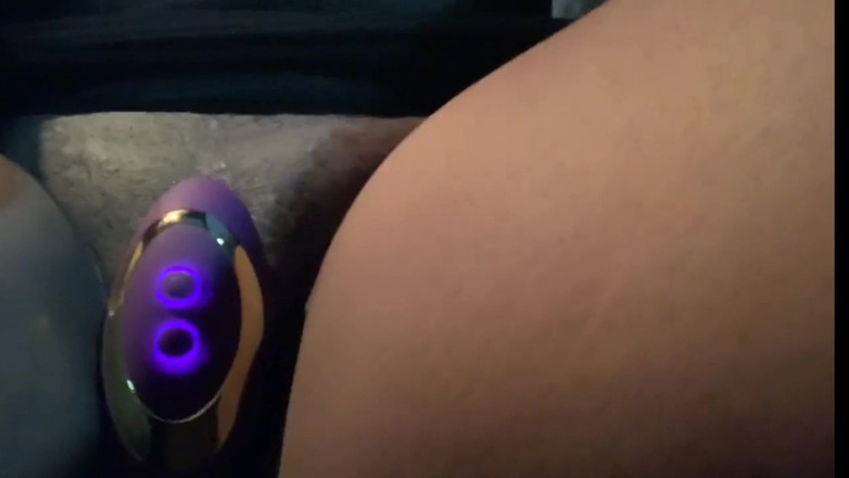 Super sexy ebony cuties: Intenzivní orgasmy Stěning Kolem silného vibrátoru hluboko v mé kundičce