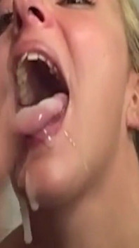 Bionda divora la figa e prende un carico di creampie gocciolante