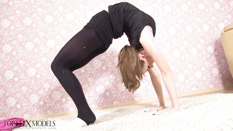 Giant Fem: 유연한 Ketrin을 즐기면 다리가 길고 다리를 꼬게 하시겠습니까?