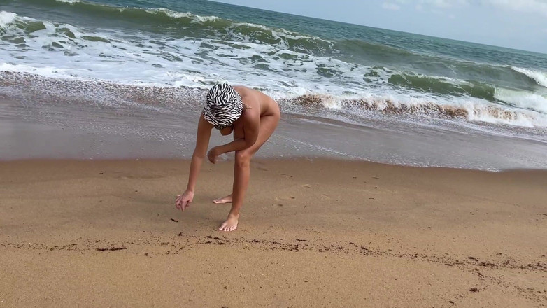 Batty Lux: Bionda prosperosa passeggia e prende il sole nuda