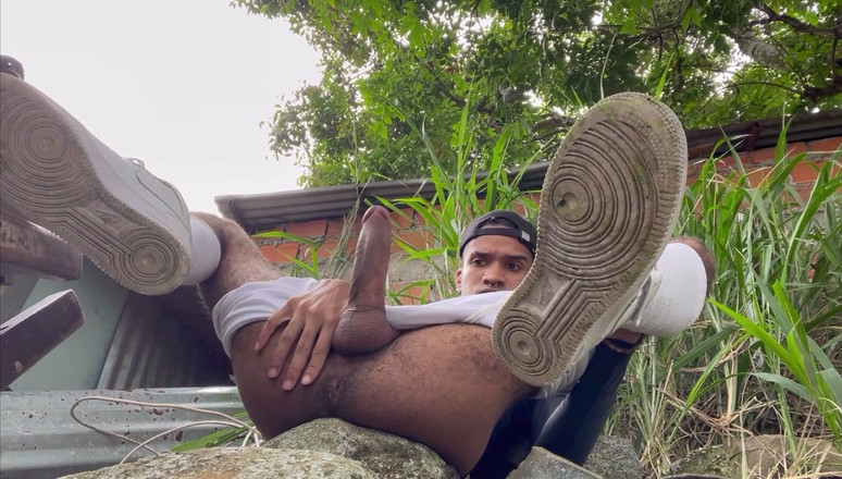 vergar4_daviid: Fotbalista skončí tréninkem a za opuštěným domem je udělána brčko