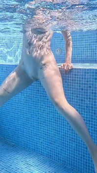 Nudo stuzzica in piscina e si masturba mentre lui guarda