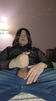 Enby玩弄他们未割包皮的鸡巴