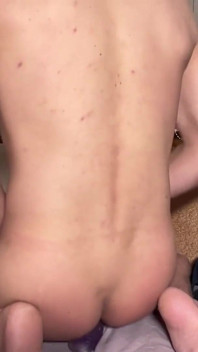 Joven se masturba y se folla con una polla de goma