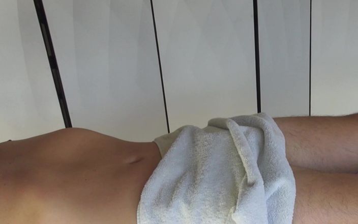 Cuckoby: Riesiges sperma in den händen der sexy thailändischen masseuse