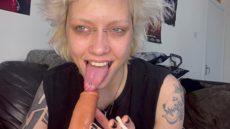 Glitterqueen1999: Тихе куріння, мастурбує, інструкція з дрочки, мінет, з обох боків, довгий язик