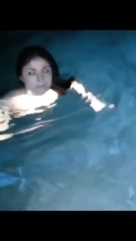 Ein blowjob und eine Gesichtsbesamung im Hotelpool und amateur-ehefrau wichst schwanz für abspritzen im gesicht