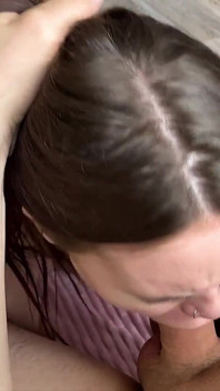 Une belle-fille essaye d’attraper la grosse bite de son beau-père dans sa bouche bhabillée