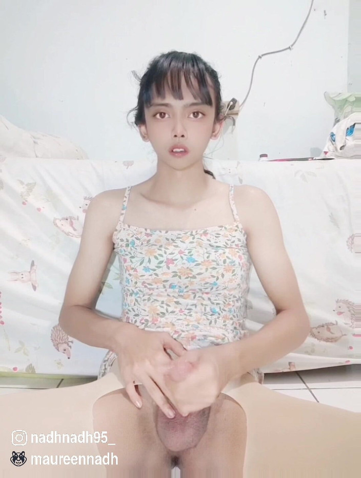 MaureenNadh: Kali pertama merasai air mani saya sendiri. handjob dan pancutan...