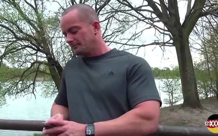 123XXX - 100% Amateurs: Cette blonde adore le sexe en plein air sur l’herbe