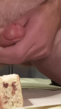 Cicci77 prepara la colazione con sperma e ciock