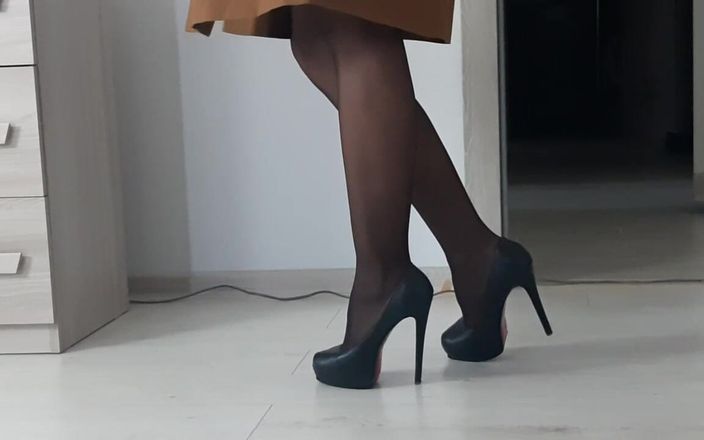 Hot Wife Nikole: Uma morena esbelta em meias perfeitas em salto alto seduz.