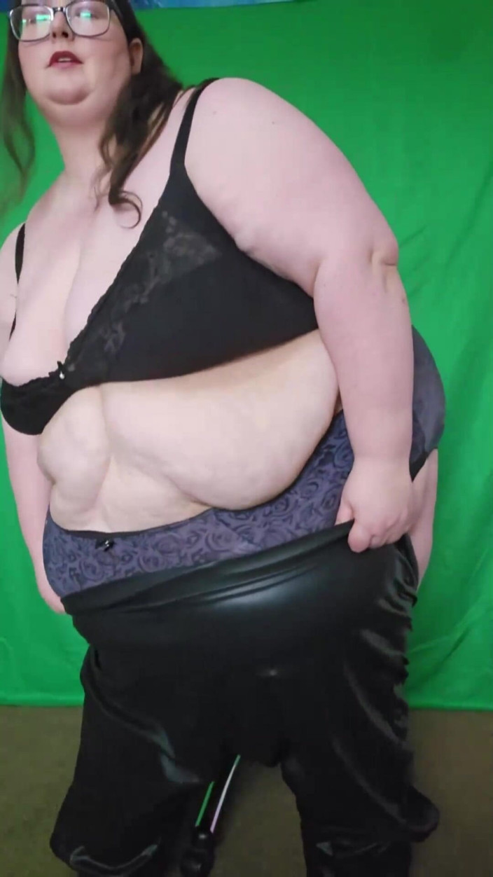 SSBBWLadyBrads: Cewek super semok dengan celana kulit ketat ini dipahami sama...