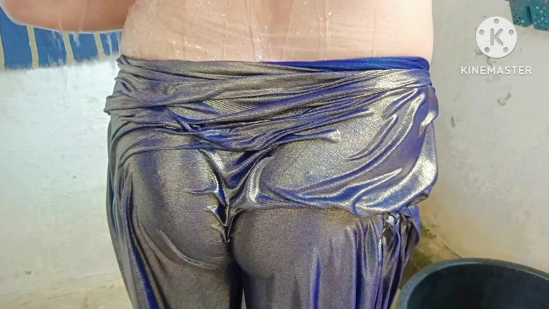 Ankurpriya000: Indiancă bhabhi face baie în sari când Devar văzând cumnatul bhabhi...