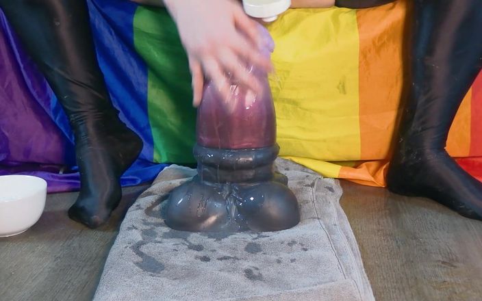 DaddyBigToys: 骑乘我的阿森纳最胖的玩具并伸展自己高潮