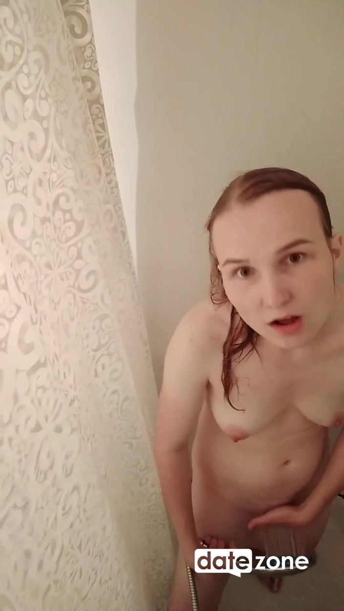 Datezone: Islak genç kız ateşli bir duşta