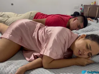 Anh ấy đụ mẹ kế của mình trong phòng khách sạn